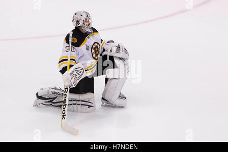 15 juin, 2011 ; Vancouver, BC, CANADA ; gardien Tim Thomas des Bruins de Boston (30) dans la première période de sept jeux de la finale de la Coupe Stanley 2011 contre les Canucks de Vancouver au Rogers Arena. Banque D'Images