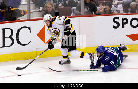 15 juin, 2011 ; Vancouver, BC, Canada ; Bruins de Boston center tyler seguin (19) porte le palet loin de Vancouver Canucks le défenseur chris tanev (18) dans la troisième période de sept jeux de la finale de la coupe Stanley 2011 au rogers arena. Banque D'Images