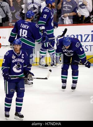 15 juin, 2011 ; Vancouver, C.-B., Canada, Vancouver Canucks Henrik Sedin joueurs y compris (à gauche) réagir après avoir perdu 4-0 pour les Bruins de Boston en sept jeux de la finale de la Coupe Stanley 2011 au Rogers Arena. Banque D'Images