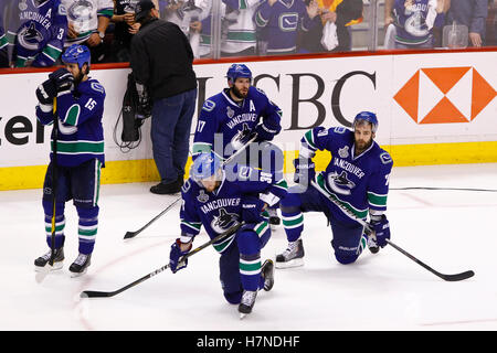 15 juin, 2011 ; Vancouver, C.-B., Canada, Vancouver Canucks aile gauche Tanner Glass (15), aile droite Victor Oreskovich (38), Centre Ryan Kesler (17) et l'aile gauche Christopher Higgins (20) réagissent sur la glace après le septième match de la finale de la Coupe Stanley 2011 contre les Bruins de Boston au Rogers Arena. Boston a battu Vancouver 4-0. Banque D'Images