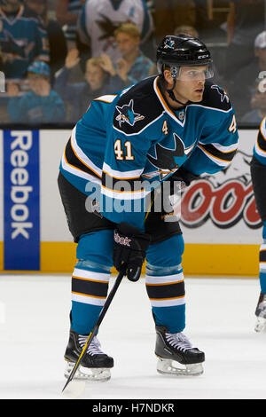 24 septembre 2011 ; San Jose, CA, États-Unis; Sharks de San Jose L'aile droite Cameron Macintyre (41) se réchauffe avant le match contre les Coyotes de Phoenix au HP Pavilion. San Jose a battu Phoenix 1-0. Banque D'Images