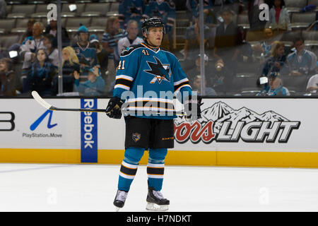 24 septembre 2011 ; San Jose, CA, États-Unis; Sharks de San Jose L'aile droite Cameron Macintyre (41) se réchauffe avant le match contre les Coyotes de Phoenix au HP Pavilion. San Jose a battu Phoenix 1-0. Banque D'Images