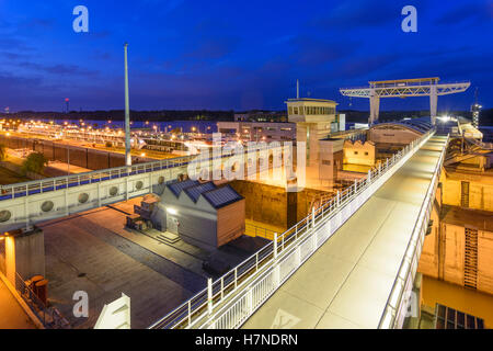 Wien, Vienne : station d'alimentation en eau au Danube, de Freudenau, bateau de croisière, 02, Wien, Autriche. Banque D'Images