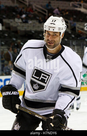 Nov 7, 2011 ; San Jose, CA, USA ; Los Angeles Kings aile gauche Ethan Moreau (17) se réchauffe avant le match contre les Sharks de San Jose chez HP Pavilion. San Jose de Los Angeles défait 4-2. Banque D'Images