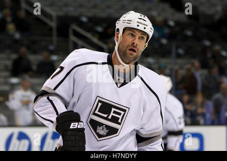 Nov 7, 2011 ; San Jose, CA, USA ; los angeles kings aile gauche ethan Moreau (17) se réchauffe avant le match contre les Sharks de San Jose à San Jose. hp pavilion défait los angeles 4-2. Banque D'Images