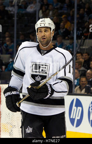 Nov 7, 2011 ; San Jose, CA, USA ; los angeles kings aile gauche ethan Moreau (17) avant un face à face contre les Sharks de San Jose au cours de la première période chez hp pavilion. san jose de los angeles défait 4-2. Banque D'Images