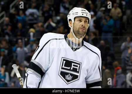 7 novembre 2011 ; San Jose, CA, États-Unis ; L'aile gauche des Los Angeles Kings Ethan Moreau (17 ans) patine sur la glace jusqu'aux vestiaires après le match contre les Sharks de San Jose au HP Pavilion. San Jose a battu Los Angeles 4-2. Banque D'Images