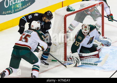 10 novembre 2011 ; San Jose, CA, États-Unis ; Niklas Backstrom (32), gardien sauvage du Minnesota, arrête un tir du centre des requins de San Jose Michal Handzus (26) pendant la deuxième période au HP Pavilion. Banque D'Images