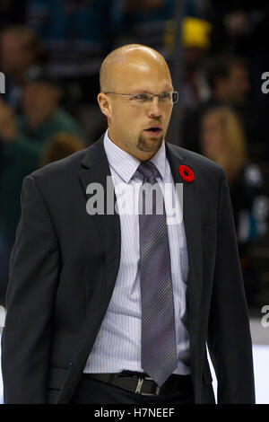 Nov 10, 2011 ; San Jose, CA, USA ; l'entraîneur-chef du Wild du Minnesota Mike Yeo marche à travers la glace dans le vestiaire après le match contre les Sharks de San Jose chez HP Pavilion. San Jose a battu Minnesota 3-1. Banque D'Images