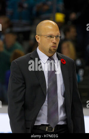 Nov 10, 2011 ; San Jose, CA, USA ; l'entraîneur-chef du Wild du Minnesota Mike Yeo marche à travers la glace dans le vestiaire après le match contre les Sharks de San Jose chez HP Pavilion. San Jose a battu Minnesota 3-1. Banque D'Images