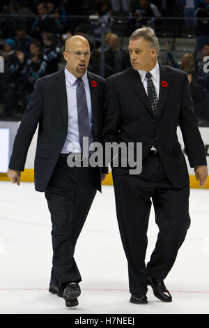 Nov 10, 2011 ; San Jose, CA, USA ; l'entraîneur-chef du Wild du Minnesota Mike Yeo (à gauche) et l'entraîneur adjoint, Rick Wilson (à droite) à pied à travers la glace dans le vestiaire après le match contre les Sharks de San Jose chez HP Pavilion. San Jose a battu Minnesota 3-1. Banque D'Images