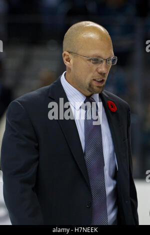Nov 10, 2011 ; San Jose, CA, USA ; l'entraîneur-chef du Wild du Minnesota Mike Yeo marche à travers la glace dans le vestiaire après le match contre les Sharks de San Jose chez HP Pavilion. San Jose a battu Minnesota 3-1. Banque D'Images