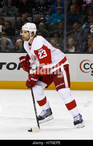Nov 17, 2011 ; San Jose, CA, USA ; Red Wings de Detroit le défenseur Brad Stuart (23) Patins à la rondelle contre les Sharks de San Jose au cours de la troisième période chez HP Pavilion. San Jose a battu Detroit 5-2. Banque D'Images