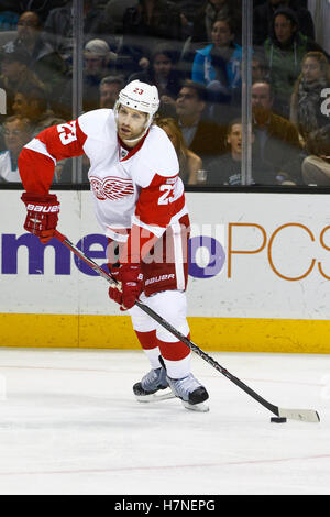 Nov 17, 2011 ; San Jose, CA, USA ; Red Wings de Detroit le défenseur Brad Stuart (23) Patins à la rondelle contre les Sharks de San Jose au cours de la troisième période chez HP Pavilion. San Jose a battu Detroit 5-2. Banque D'Images