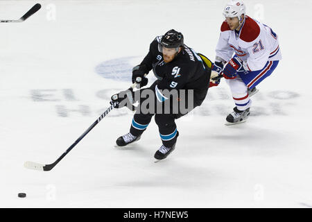 Dec 1, 2011 ; San Jose, CA, USA ; et les Sharks de San Jose Martin havlat de droite (9) patins avec les Canadiens de montreal rondelle derrière l'aile droite brian gionta (21) au cours de la première période chez hp pavilion. san jose défait 4-3 Montréal dans shootouts. Banque D'Images