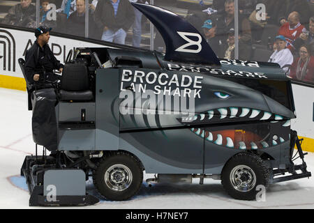 Dec 1, 2011 ; San Jose, CA, USA ; une nouvelle resurfaceuse refait surface la glace avant que les tirs entre les Sharks de San Jose et les Canadiens de Montréal chez HP Pavilion. San Jose a défait 4-3 Montréal dans shootouts. Banque D'Images