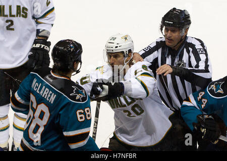 Dec 8, 2011 ; San Jose, CA, USA ; Dallas Stars aile droite radek dvorak (20) se bat avec les Sharks de San Jose l'aile gauche frazer mclaren (68) au cours de la deuxième période chez hp pavilion. Banque D'Images