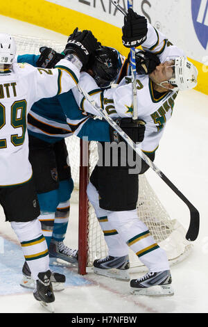 Dec 8, 2011 ; San Jose, CA, USA ; l'aile gauche des Stars de Dallas brenden morrow (droite) se bat avec les Sharks de san jose le défenseur marc-edouard vlasic (à gauche) au cours de la deuxième période chez hp pavilion. Banque D'Images