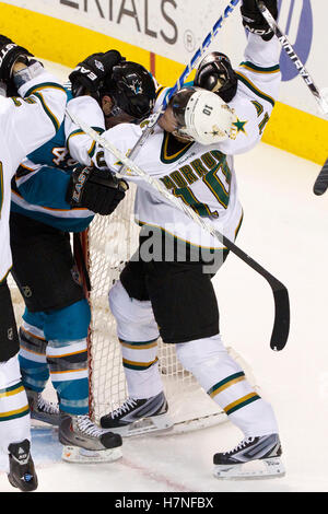 Dec 8, 2011 ; San Jose, CA, USA ; l'aile gauche des Stars de Dallas Brenden Morrow (droite) se bat avec les Sharks de San Jose le défenseur Marc-Edouard Vlasic (à gauche) au cours de la deuxième période chez HP Pavilion. Banque D'Images