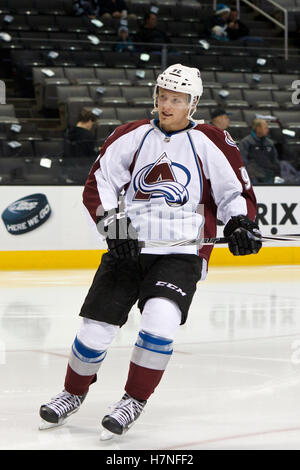 Déc 15, 2011 ; San Jose, CA, USA, Colorado Avalanche aile gauche Gabriel Landeskog (92) se réchauffe avant le match contre les Sharks de San Jose chez HP Pavilion. Banque D'Images