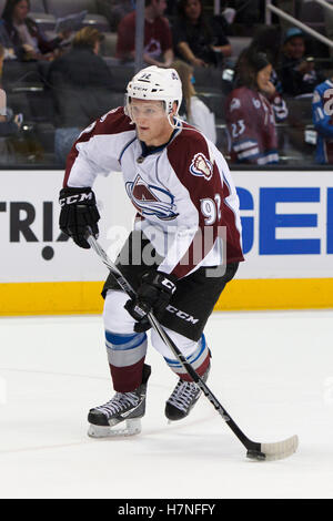 Déc 15, 2011 ; San Jose, CA, USA, Colorado Avalanche aile gauche Gabriel Landeskog (92) se réchauffe avant le match contre les Sharks de San Jose chez HP Pavilion. San Jose a défait le Colorado 5-4. Banque D'Images