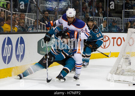 17 décembre 2011 ; San Jose, CA, États-Unis ; L'aile gauche des requins de San Jose Brad Winchester (10 ans) est défendue par le défenseur des Oilers d'Edmonton Theo Peckham (24 ans) pendant la première période au pavillon HP. San Jose a battu Edmonton 3-2. Banque D'Images
