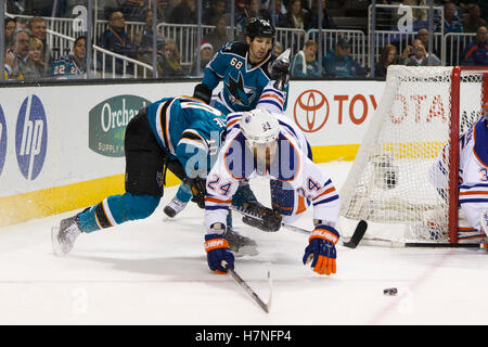 Dec 17, 2011 ; San Jose, CA, USA ; Le défenseur des Oilers d'Edmonton Theo Peckham (24) sauts sur les Sharks de San Jose l'aile gauche Brad Winchester (10) au cours de la première période chez HP Pavilion. San Jose Edmonton défait 3-2. Banque D'Images
