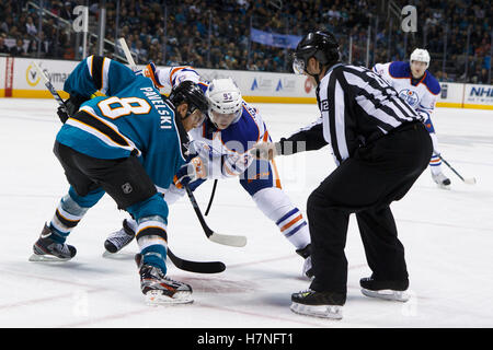 Dec 17, 2011 ; San Jose, CA, USA ; juge de la NFL Ryan Galloway (82) avant un face à face entre les Sharks de San Jose, Joe Pavelski centre (8) et des Oilers d'Edmonton Ryan Nugent-Hopkins centre (93) au cours de la deuxième période chez HP Pavilion. San Jose Edmonton défait 3-2. Banque D'Images