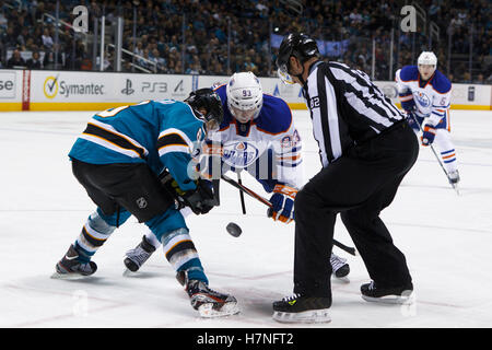 Dec 17, 2011 ; San Jose, CA, USA ; juge de la LNH Ryan Galloway (82 gouttes) la rondelle sur un face à face entre les Sharks de San Jose, Joe Pavelski centre (8) et des Oilers d'Edmonton Ryan Nugent-Hopkins centre (93) au cours de la deuxième période chez HP Pavilion. San Jose Edmonton défait 3-2. Banque D'Images