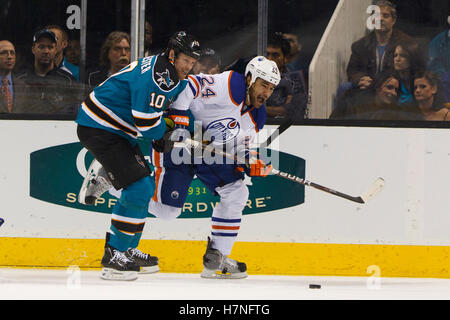 Dec 17, 2011 ; San Jose, CA, USA ; Le défenseur des Oilers d'edmonton theo peckham (24) et les Sharks de San Jose l'aile gauche brad winchester (10) lutte pour une rondelle lâche au cours de la deuxième période chez hp pavilion. san jose défait edmonton 3-2. Banque D'Images