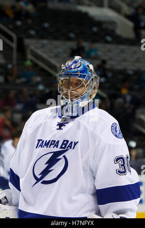 Déc 21, 2011 ; San Jose, CA, USA ; gardien de Tampa Bay Dwayne Roloson (30) se réchauffe avant le match contre les Sharks de San Jose chez HP Pavilion. San Jose a défait Tampa Bay 7-2. Banque D'Images