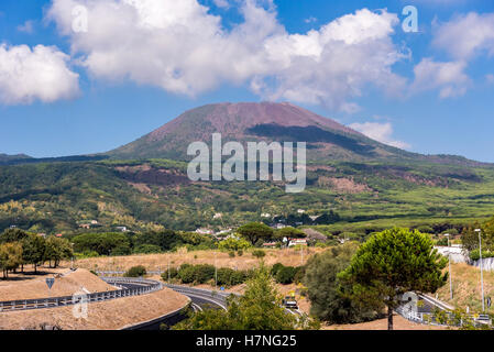 Vue sur le Mont Vésuve, situé sur le golfe de Naples en Campanie, Italie Banque D'Images