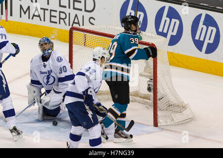 Déc 21, 2011 ; San Jose, CA, USA ; San Jose Sharks logan couture centre (39) marque un but passé le Lightning de Tampa Bay le gardien dwayne roloson (30) au cours de la première période chez hp pavilion. Banque D'Images