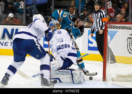 21 décembre 2011 ; San Jose, CA, États-Unis ; le gardien de Tampa Bay Lightning Dwayne Roloson (30 ans) dévie un tir du centre des Sharks de San Jose Logan Couture (39 ans) au cours de la troisième période au HP Pavilion. San Jose a battu Tampa Bay 7-2. Banque D'Images