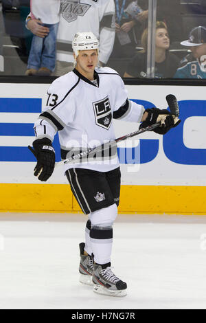 23 décembre 2011 ; San Jose, CA, États-Unis ; L'aile gauche des Kings de Los Angeles Kyle Clifford (13 ans) se réchauffe avant le match contre les Sharks de San Jose au HP Pavilion. San Jose a battu Los Angeles 2-1 en fusillades. Banque D'Images