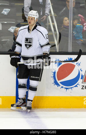 23 décembre 2011 ; San Jose, CA, États-Unis ; L'aile gauche des Kings de Los Angeles Kyle Clifford (13 ans) se réchauffe avant le match contre les Sharks de San Jose au HP Pavilion. San Jose a battu Los Angeles 2-1 en fusillades. Banque D'Images