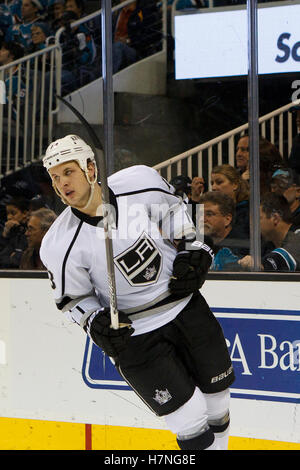 23 décembre 2011 ; San Jose, CA, États-Unis ; les Kings de Los Angeles ont quitté l'aile Kyle Clifford (13 ans) lors d'un arrêt de jeu contre les Sharks de San Jose lors de la première période au HP Pavilion. San Jose a battu Los Angeles 2-1 en fusillades. Banque D'Images