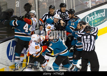 Jan 17, 2012 ; San Jose, CA, USA ; San Jose Sharks aile droite tommy wingels (retour) met l'aile droite des Flames de Calgary tim jackman (15) dans le cou au cours de la troisième période chez hp pavilion. san jose défait Calgary 2-1 en fusillade. Banque D'Images