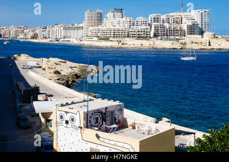 La Valette, capitale fortifiée port de Malte. Vue depuis la ville vers Sliema avec nouveau développement à Tigne Point. Banque D'Images