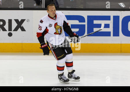 19 janvier 2012; San Jose, CA, États-Unis; Sergueï Gonchar, défenseur des sénateurs d'Ottawa (55), se réchauffe avant le match contre les requins de San Jose au HP Pavilion. Ottawa a vaincu San Jose 4-1. Banque D'Images