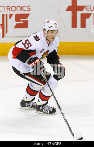 19 janvier 2012; San Jose, CA, États-Unis; Sergueï Gonchar, défenseur des sénateurs d'Ottawa (55), skate avec le palet contre les requins de San Jose pendant la première période au Pavillon HP. Ottawa a vaincu San Jose 4-1. Banque D'Images