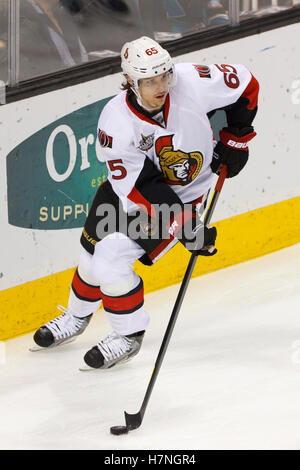 19 janvier 2012; San Jose, CA, États-Unis; Brian Lee, défenseur des sénateurs d'Ottawa (5), skate avec le palet contre les requins de San Jose pendant la première période au Pavillon HP. Ottawa a vaincu San Jose 4-1. Banque D'Images