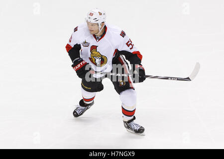 Jan 19, 2012 ; San Jose, CA, USA ; Le défenseur des Sénateurs d'Ottawa Brian Lee (5) Patins à la rondelle contre les Sharks de San Jose au cours de la troisième période chez HP Pavilion. Ottawa a battu San Jose 4-1. Banque D'Images