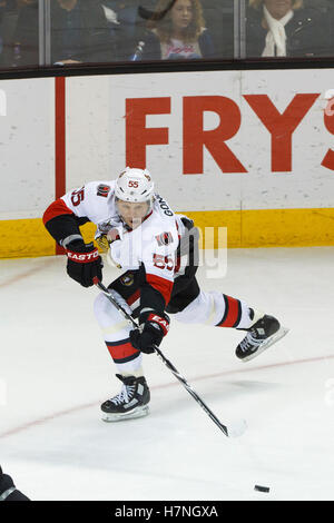 Jan 19, 2012 ; San Jose, CA, USA ; Le défenseur des Sénateurs d'Ottawa, Sergei Gonchar (55) passe la rondelle contre les Sharks de San Jose au cours de la troisième période chez HP Pavilion. Ottawa a battu San Jose 4-1. Banque D'Images