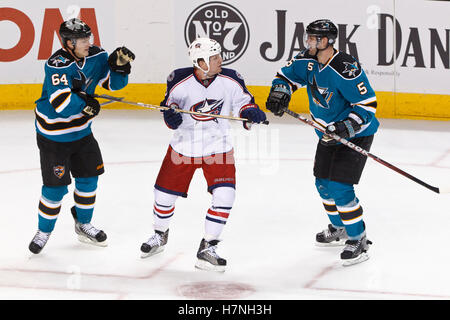 Jan 31, 2012 ; San Jose, CA, USA ; Columbus Blue Jackets aile droite Derek Dorsett (15) est confronté par les Sharks de San Jose l'aile gauche Jamie McGinn (64) et le défenseur Colin White (5) au cours de la troisième période chez HP Pavilion. San Jose a défait 6-0 Columbus. Banque D'Images