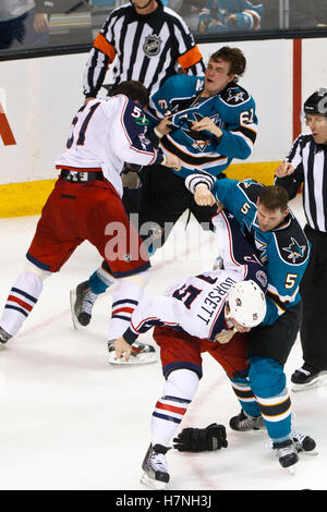 Jan 31, 2012 ; San Jose, CA, USA ; Columbus Blue Jackets défenseur fedor tyutin (en haut, à gauche) et les Sharks de san jose le défenseur justin braun (en haut, à droite) tandis que le défenseur colin white (en bas, à droite) se bat de l'aile droite derek dorsett (en bas, à gauche) au cours de la troisième période chez hp pavilion. san jose défait 6-0 Columbus. Banque D'Images