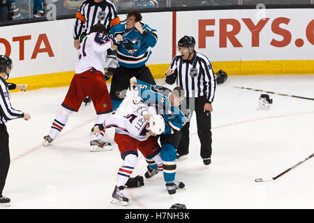 Jan 31, 2012 ; San Jose, CA, USA ; Columbus Blue Jackets défenseur fedor tyutin (en haut, à gauche) et les Sharks de san jose le défenseur justin braun (en haut, à droite) tandis que le défenseur colin white (en bas, à droite) se bat de l'aile droite derek dorsett (en bas, à gauche) au cours de la troisième période chez hp pavilion. san jose défait 6-0 Columbus. Banque D'Images