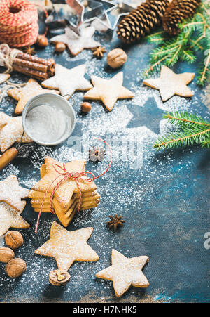 Les cookies en forme d'étoile de Noël à la cannelle, l'anis et écrous Banque D'Images