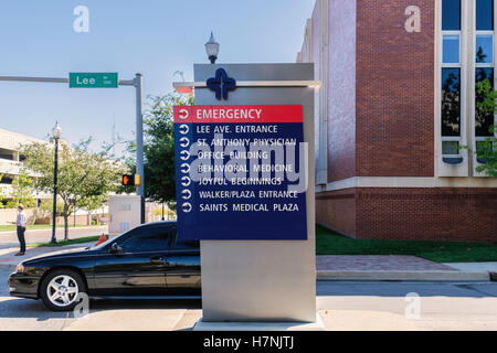 Un monument sign diriger les gens à l'hôpital Saint Antoine de différents bâtiments. Oklahoma City, Oklahoma, USA. Banque D'Images