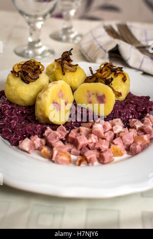 La cuisine traditionnelle tchèque avec boulette de viande fumé et l'oignon Banque D'Images